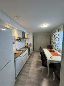 uma cozinha com uma mesa e uma sala de jantar em Saunallinen iso omakotitalo em Kotka