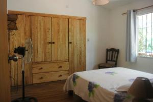 um quarto com uma cama e um grande armário de madeira em La Floresta em La Floresta
