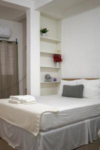 a large white bed with towels on top of it at Casa Valencia 6 in Santa Elena