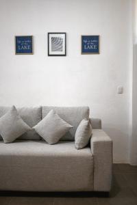 un sofá en una habitación con tres cuadros en la pared en Casa Valencia 6, en Santa Elena