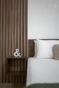a bedroom with a bed and a wooden headboard at Casa Valencia 6 in Santa Elena