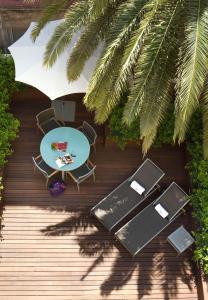 an overhead view of a patio with a table and chairs at Murmuri Residence Concepció in Barcelona