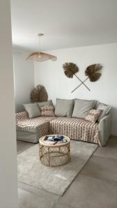 uma sala de estar com um sofá e uma mesa em Les Lodges de Saint Brice 1 em Arès