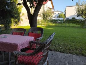 una mesa y sillas con una mesa y un árbol en Charming flat, city center with free parking, en Varaždin