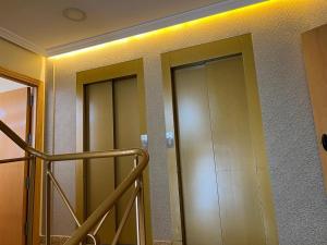 um corredor com dois elevadores num quarto em Hotel Suites Feria de Madrid em Madrid