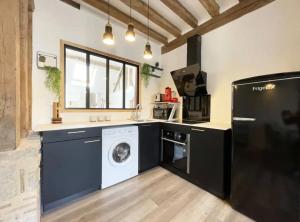 eine Küche mit Waschmaschine und Trockner im Zimmer in der Unterkunft The Kiki's Home in Chartres