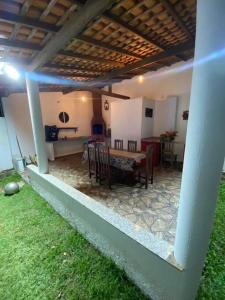 un patio con mesa y sillas en una casa en Casa no melhor lugar de Salinas-PA., en Salinópolis