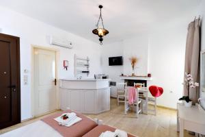 a room with a bed and a kitchen and a table at Matzi Hotel Apartments in Gerani