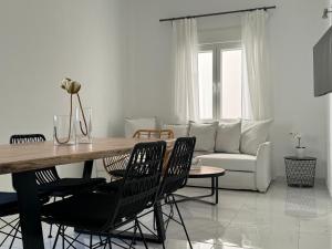 Mano's Place في ناكسوس تشورا: غرفة معيشة مع طاولة وكراسي وأريكة