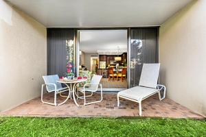 En terrasse eller udendørsområde på Kaanapali Shores 144