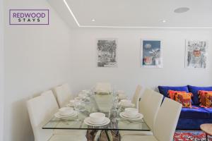 Χώρος καθιστικού στο Brand New Spacious 4 Bedroom Houses For Contractors & Families with Free Parking, Garden, Fast WiFi and Netflix By Redwood Stays
