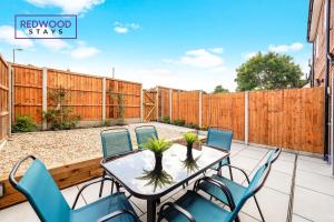 Μπαλκόνι ή βεράντα στο Brand New Spacious 4 Bedroom Houses For Contractors & Families with Free Parking, Garden, Fast WiFi and Netflix By Redwood Stays