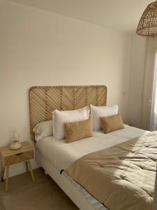 um quarto com uma cama grande e 2 almofadas em Les Lodges de Saint Brice 1 em Arès
