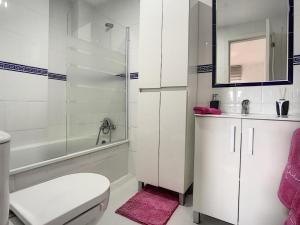 a bathroom with a shower and a toilet and a sink at Modern apartment Bodrum in Bodrum City