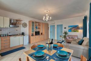 uma cozinha e sala de estar com mesa e cadeiras em Villa Nettuno Sorrento - Amalfi Coast em Sorrento
