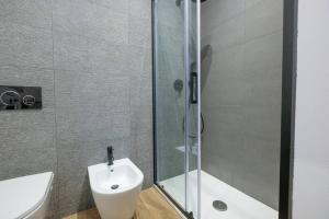 a bathroom with a shower and a toilet and a sink at Intero alloggio: appartamento in Bergamo