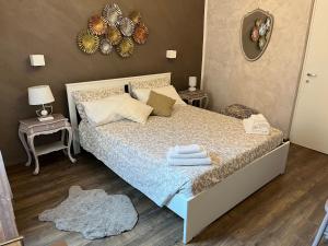 維泰博的住宿－DOMUS TUSCIA APARTMENTS Via Estrema 2，一间卧室配有带毛巾的床