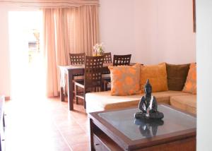 - un salon avec un canapé et une table dans l'établissement Casa Morales, à Igueste
