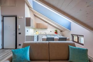 ein Wohnzimmer mit einem Sofa und einer Küche in der Unterkunft Saint Paul Deluxe Apartments, Alba in Alba