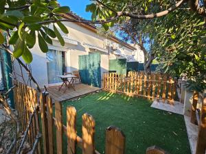 Κήπος έξω από το Gîte Le Muscat L'Escapade Des Flamants Roses