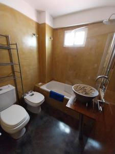 un bagno con un water, un lavandino e una vasca di Playa Grande a Mar del Plata