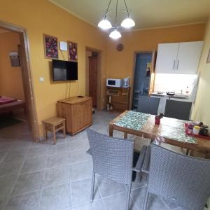 uma cozinha e sala de jantar com mesa e cadeiras em Franciska Portája em Igal