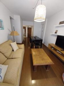 un soggiorno con un divano e un tavolo di Playa Grande a Mar del Plata