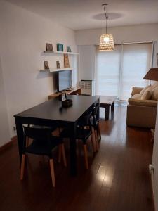 un soggiorno con tavolo e sedie neri di Playa Grande a Mar del Plata