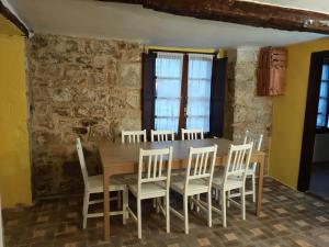 ein Esszimmer mit einem Holztisch und Stühlen in der Unterkunft La antigua in Villarcayo + 3 Fotos