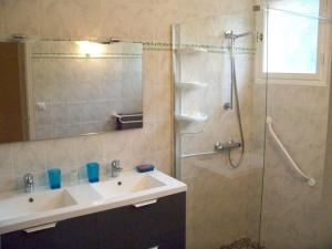 a bathroom with a sink and a shower at Rez-de-jardin 50 m² entre Biarritz et Capbreton in Ondres