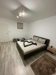 una camera con letto con testata nera di DAI Home a Braşov