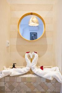 dos cisnes en un baño con espejo en Riad Agan/Exclusive&New/Pool/Breakfast included, en Marrakech