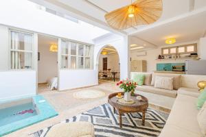 sala de estar con sofá y mesa en Riad Agan/Exclusive&New/Pool/Breakfast included, en Marrakech