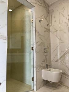 een badkamer met een glazen douche en een wastafel bij Adega D'Aldeia 
