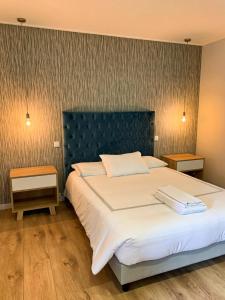 um quarto com uma cama grande e uma cabeceira azul em Adega D'Aldeia 