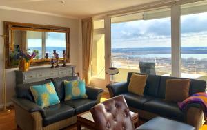 O zonă de relaxare la Traveblick Ecksuite Queen-Mary Travemünde 30 Etage mit Meerblick am Strand gelegen