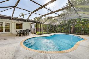 een binnenzwembad met een pergola op een patio bij Pet-Friendly South Miami Home with Private Pool! in Miami