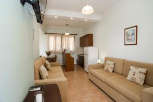 a living room with two couches and a kitchen at Kommeno Bella Vista in Kommeno