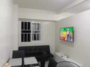 een woonkamer met een bank en een tv aan de muur bij Staycation Amaia Korean Themed Deluxe by Hana Kim in Sapang Alat