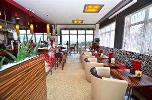 Khu vực ghế ngồi tại G.H. Knoll "Proellhofer" Cafe Bar Hills