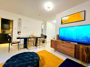 TV a/nebo společenská místnost v ubytování Modern Hyde Park Home with Private Entrance & Private Back Patio near Bayswater & Paddington Stations