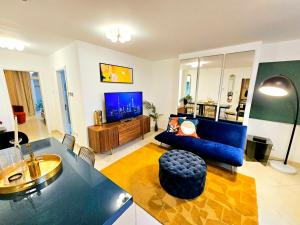 TV a/nebo společenská místnost v ubytování Modern Hyde Park Home with Private Entrance & Private Back Patio near Bayswater & Paddington Stations