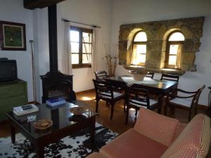 een woonkamer met een tafel en een open haard bij El Prau De Vidal I in La Puebla de Roda