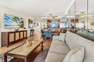 un salon avec un canapé et une table dans l'établissement Mahana 804, à Kahana