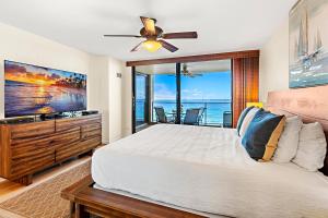 une chambre avec un lit et une grande fenêtre dans l'établissement Mahana 804, à Kahana 33 autres photos