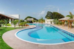 a large swimming pool in a resort at Uma casa perfeita num paraíso in Barra