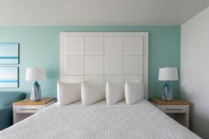 Tides Folly Beach, Charleston's Oceanfront Hotel客房内的一张或多张床位