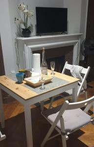 サン・テティエンヌにあるL'Haussmannien Stéphanoisのテーブル(椅子2脚付)、暖炉