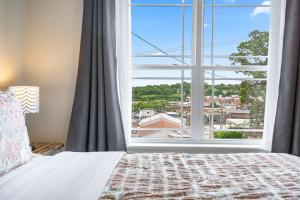 Un dormitorio con una cama y una ventana grande. en Third Street Retreat, en Branson