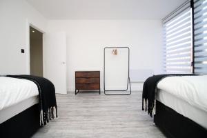 Ένα ή περισσότερα κρεβάτια σε δωμάτιο στο Kingsbridge Point 4 2 BR with Free Parking